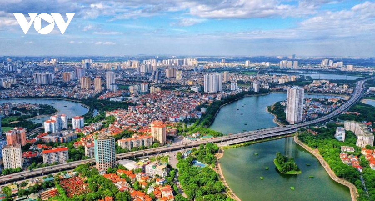What do experts think about Vietnam's GDP growth ahead in 2024?