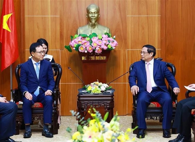 PM receives leaders of foreign groups in Bac Ninh