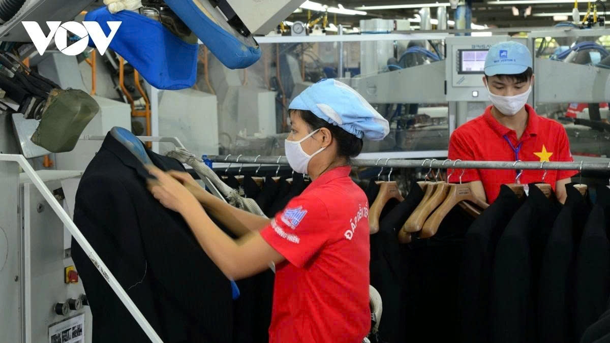 11-month trade tops US$839 billion, surplus hits US$20 billion