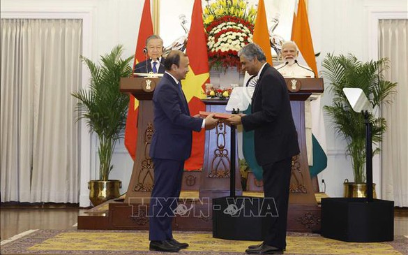 Viet Nam, India exchange 13 cooperation agreements