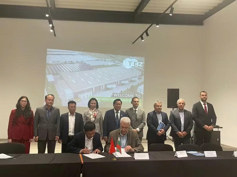 Tay Ninh, Thanh Hoa court Bulgarian investors, sign letters of intent