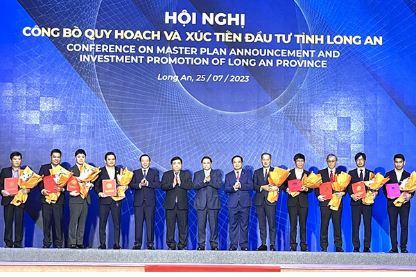 Long An trao giấy chứng nhận đầu tư 9 dự án với tổng vốn 1,7 tỷ USD