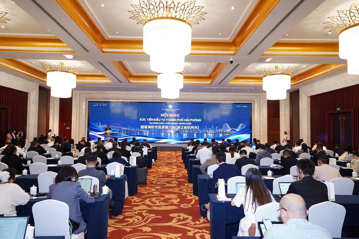 Hải Phòng trao chứng nhận đầu tư và thỏa thuận hợp tác gần 380 triệu USD tại Trung Quốc